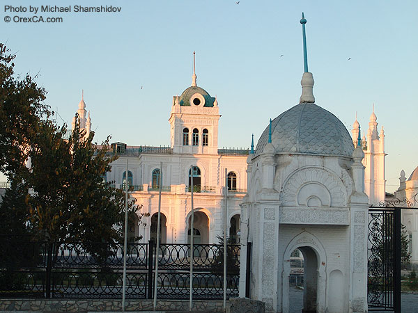 Emir�s palace <br/> in Kagan