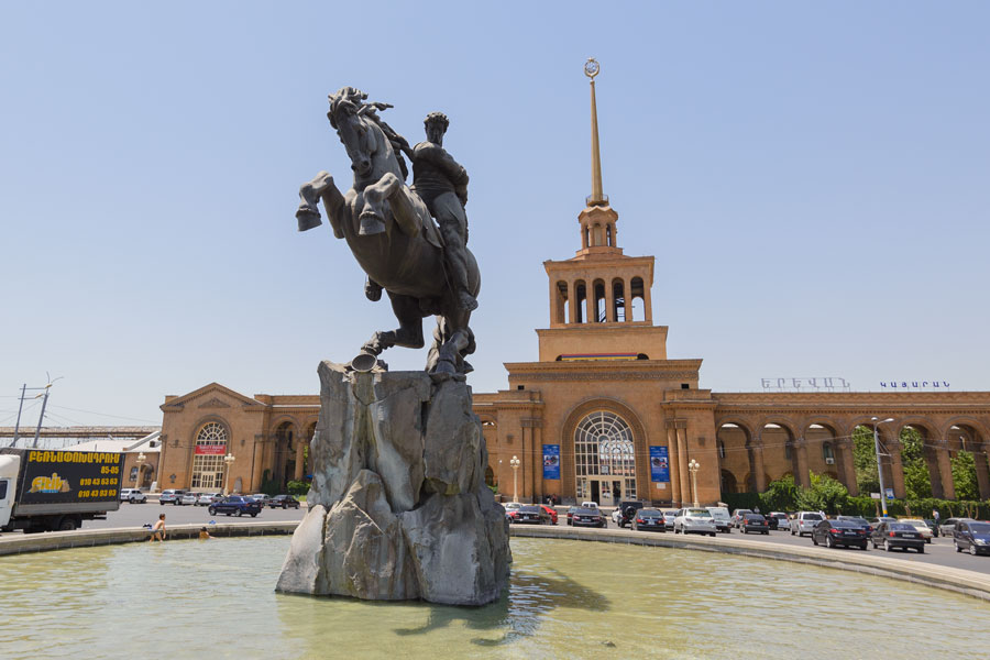 Ереван часы работы. Памятник Сасунскому в Ереване.