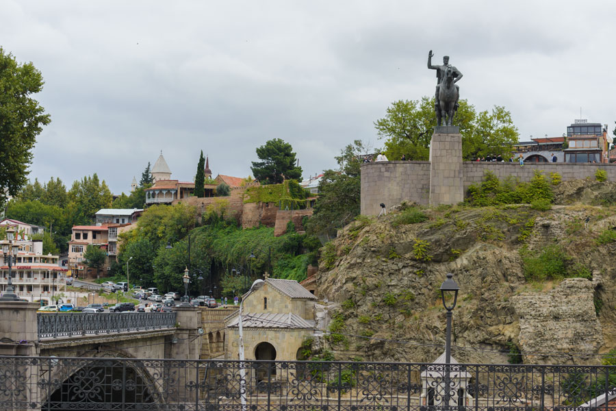 Code tbilisi. Мост Горгасали Тбилиси. Грузия Вахтанг Горгасали. Основатель Тбилиси Вахтанг Горгасали. Статуя Вахтанга Горгасали Тбилиси.