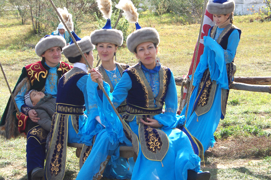Kazakh Traditional Clothing. What did nomadic men and women wear?