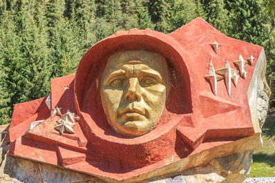Памятник Юрию Гагарину, ущелье Барскоон, окрестности Каракола