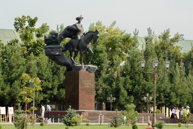 Памятник Бабуру Андижан