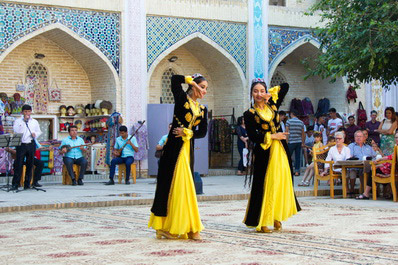 Фольклорное шоу в медресе Надир Диван-беги, Бухара