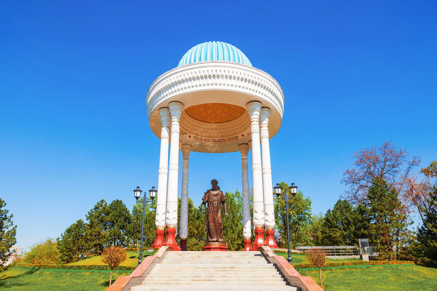 Памятник Алишеру Навои, Ташкент