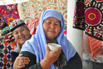 Пожилые женщины в Узбекистане